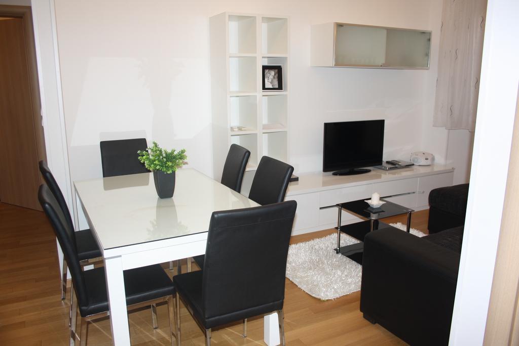 Promenade Apartment Split Room photo